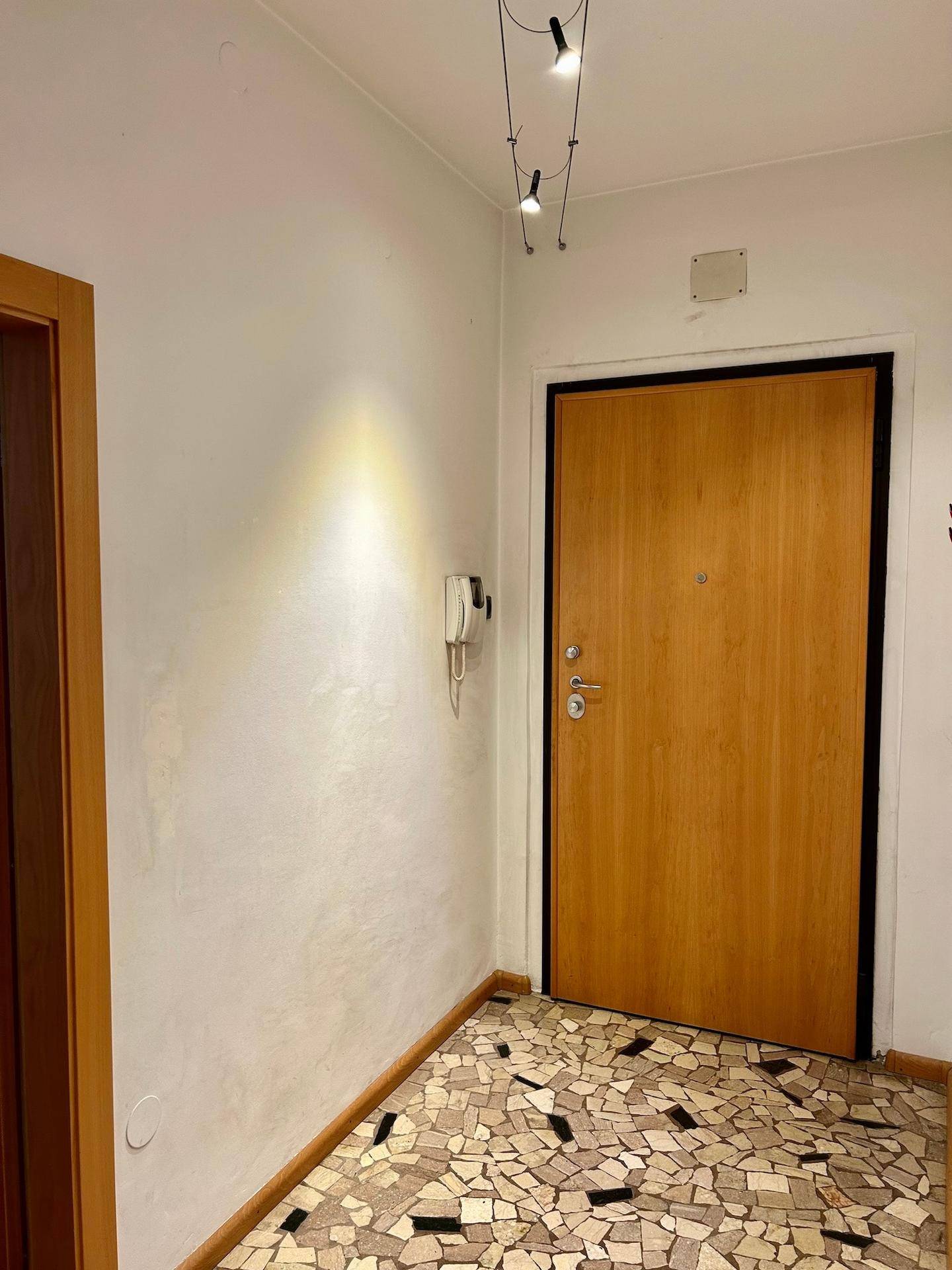 Bozen Zentrum, Nähe Universität, Investitionsobjekt, Studenten-WG geeignet, 4. Stock mit Aufzug, Große Wohnküche, Kleine Terrasse, 4 große Schlafzimmer, 2 Balkone, Großes Badezimmer, Abstellkammer, Keller inklusive, Gemeinschaftlicher Dachboden, Hohe Mietrendite, Sehr gute Lage, Alles fußläufig erreichbar, Öffentliche Verkehrsmittel in der Nähe, Perfekt für Vermietung, Seltene Gelegenheit, Renditestark
