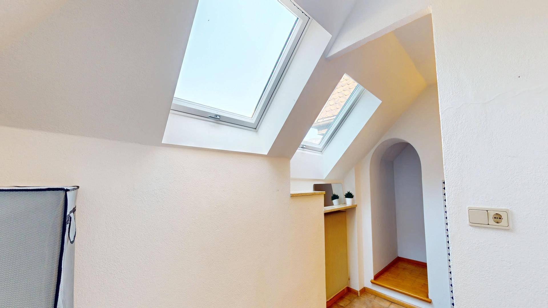 Dachschräge mit zwei Oberlichtern, die viel natürliches Licht in die Küche bringen.