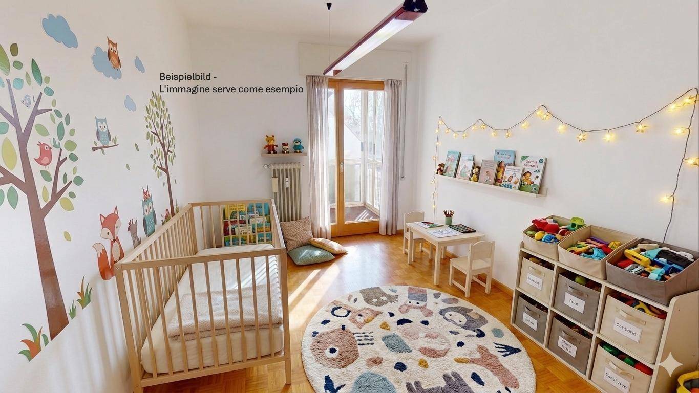 Helles Kinderzimmer mit Babybett, Spielzeug und Zugang zu einem kleinen Balkon.