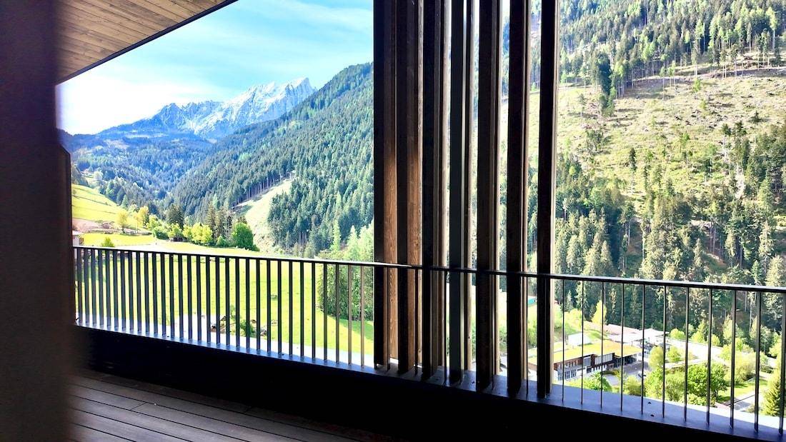 Atemberaubender Blick vom Balkon auf die umliegende Berglandschaft und ein malerisches Tal.