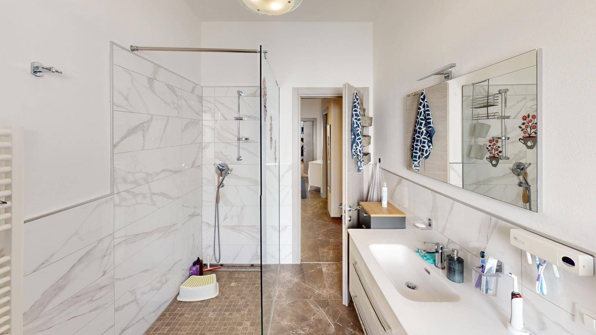 Meran-Merano-Dreizimmerwohnung-trilocale-Balkon-balcone-Keller-cantina-zentral-saniert-ristrutturato-Bonus 110-Böden-pavimenti-Fenster-finestre