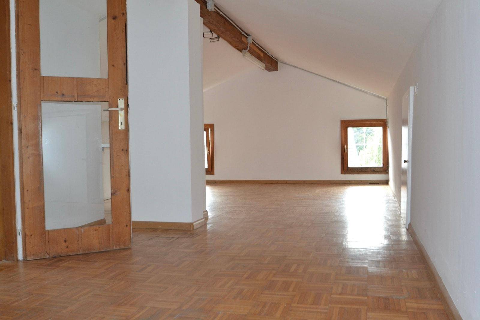 Einfamilienhaus in Latsch – zentrumsnahes Traumhaus mit großer Garage und viel Platz zu verkaufen  Casa unifamiliare in vendita a Laces – posizione centrale, garage spazioso, tanto spazio e grande opportunità  Detached house for sale in Latsch – central location, large garage, lots of space and a unique real estate opportunity.