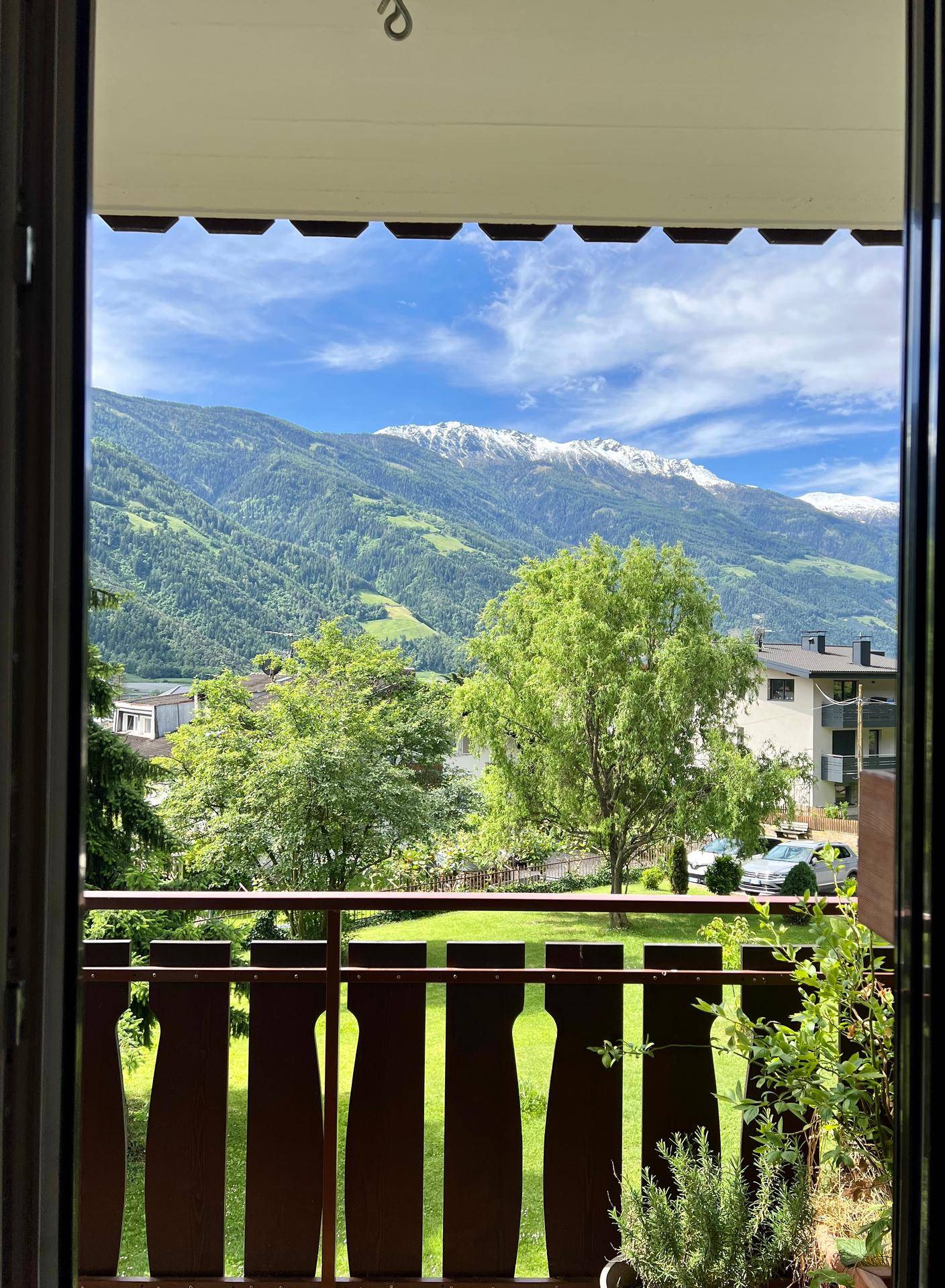 Top-saniertes 3-Zimmer-Wohnjuwel im Burggrafenamt – Ruhe, Bergblick & Qualität vereint! / Trilocale ristrutturato nel cuore del Burgraviato: tranquillità, vista montagne e comfort / Renovated 3-room apartment in Burggrafenamt – peace, mountain views & lifestyle.
