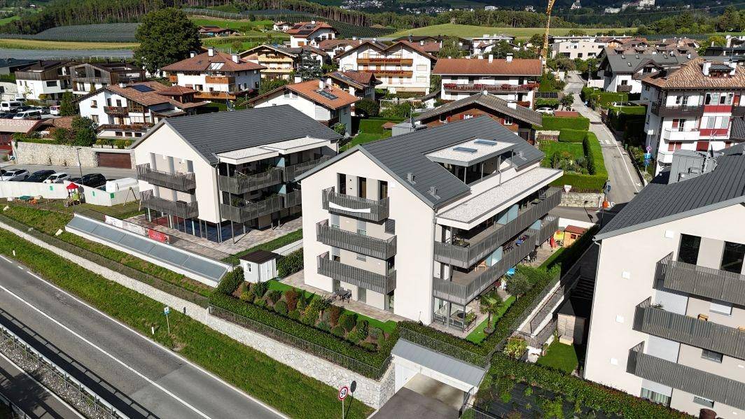 Schabs-Romana-Neubau-Luxus-Penthouse-Frei-Berge-Konventioniert-Landschaft-Garage-Neubau-Aufzug-Treppe-Terrasse-Immobilie-Schabs-Hochplateau