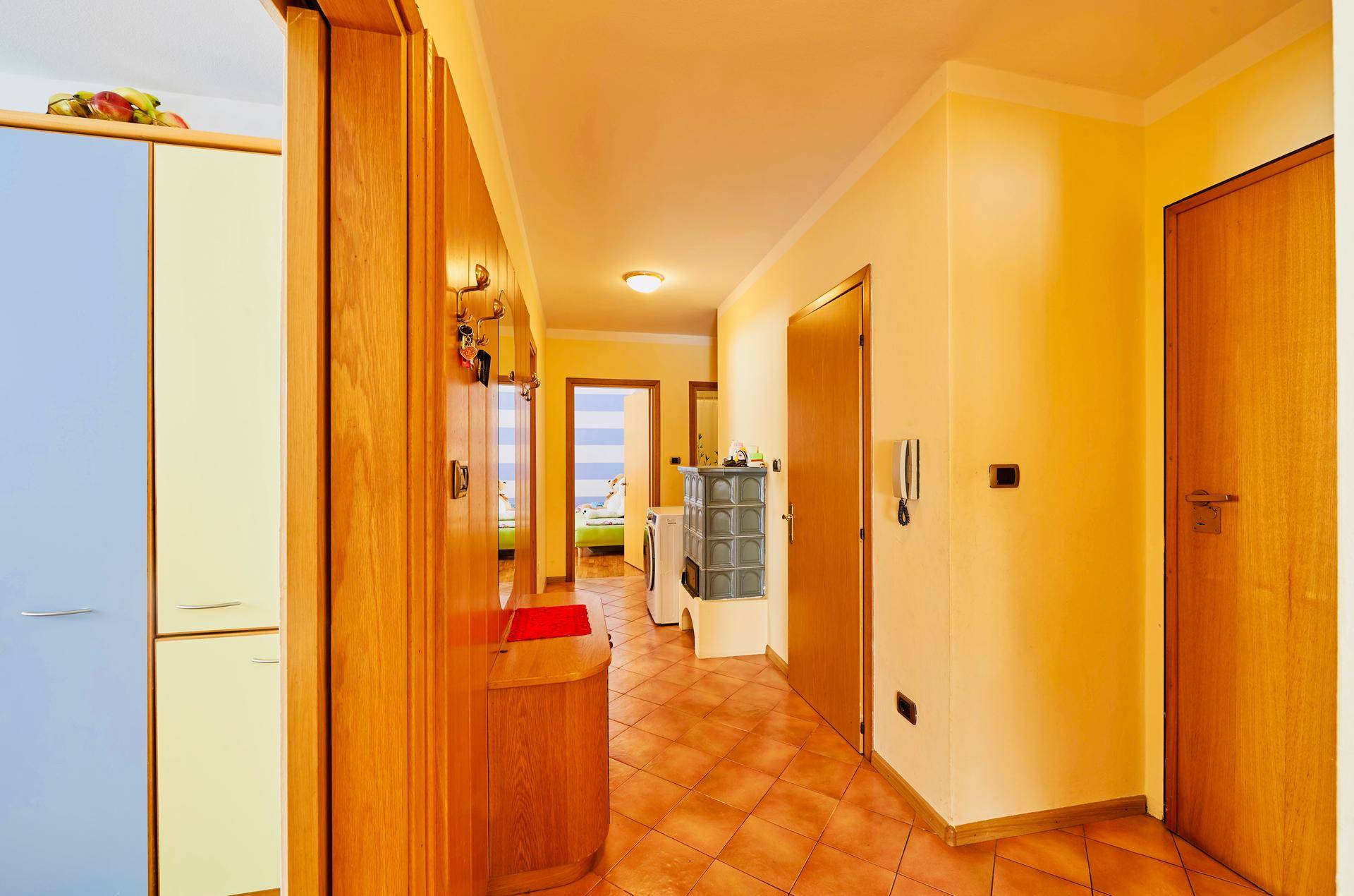 Kaltern-Caldaro-Dreizimmerwohnung-trilocale-Altbau-Studio-Hobbyraum-Keller-cantina-Zentrum-centro