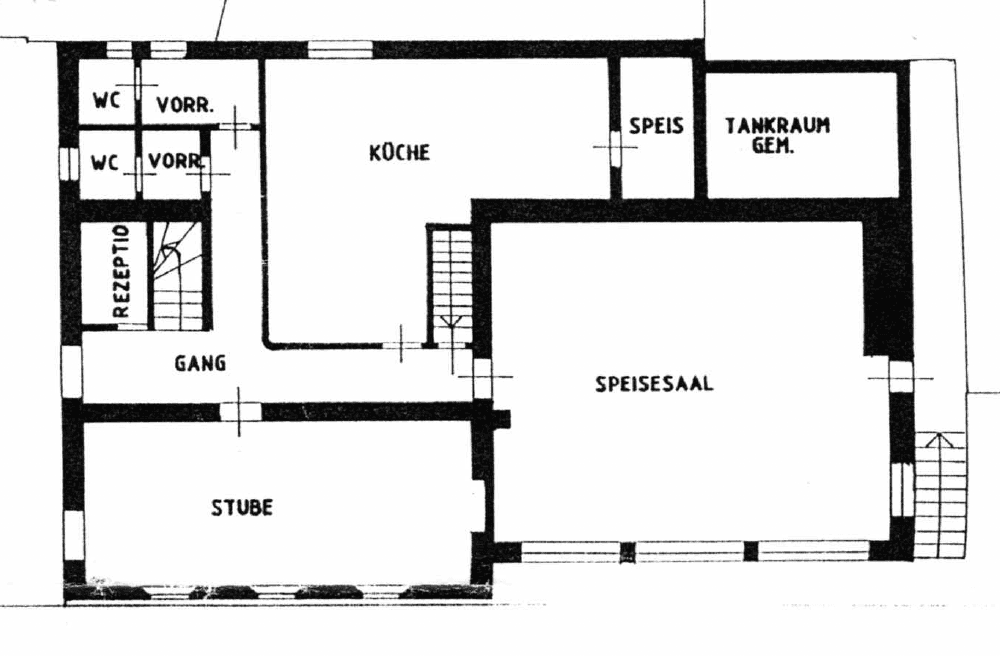 Grundriss des Erdgeschosses mit Küche, Speisesaal, Rezeption und WC-Bereichen.