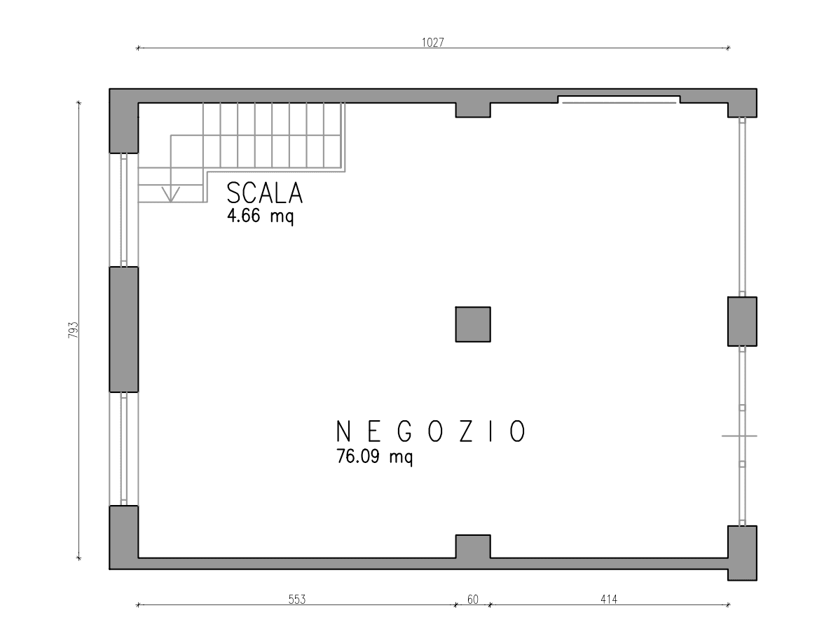 Grundriss zeigt einen großen Ladenbereich mit Treppenhaus und Abmessungen für ein Gewerbeobjekt.
