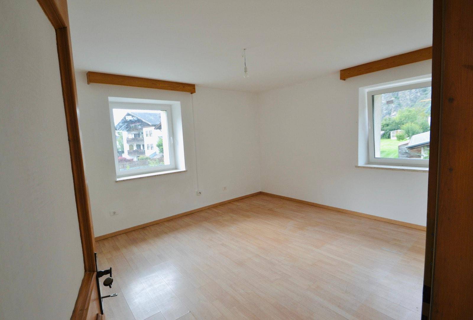 Einfamilienhaus in Latsch – zentrumsnahes Traumhaus mit großer Garage und viel Platz zu verkaufen | Casa unifamiliare in vendita a Laces – posizione centrale, garage spazioso, tanto spazio e grande opportunità | Detached house for sale in Latsch – central location, large garage, lots of space and a unique real estate opportunity.