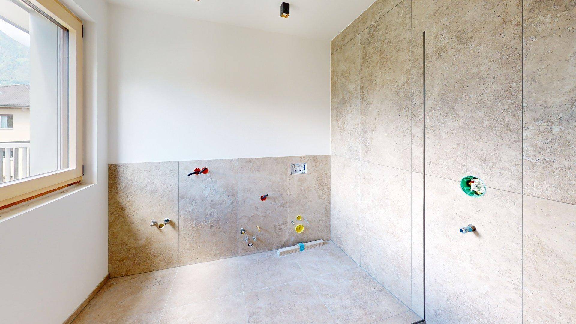 Meran-Merano-Penthouse-Dreizimmerwohnung-trilocale-Dachterrasse-terrazza-cantina-Keller-Aufzug-ascensore-Neubau