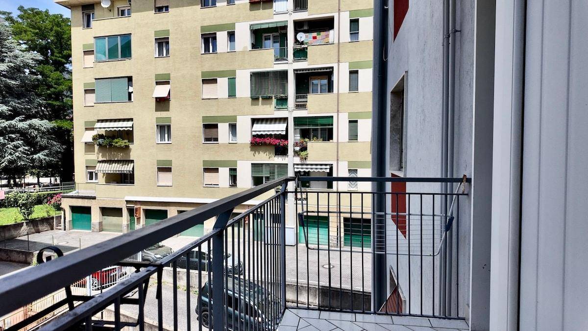 Balkon mit Blick auf die umliegenden Gebäude und Grünflächen.