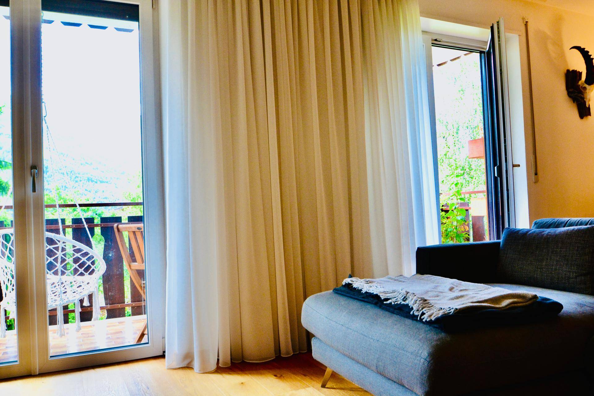 Top-saniertes 3-Zimmer-Wohnjuwel im Burggrafenamt – Ruhe, Bergblick & Qualität vereint! / Trilocale ristrutturato nel cuore del Burgraviato: tranquillità, vista montagne e comfort / Renovated 3-room apartment in Burggrafenamt – peace, mountain views & lifestyle.