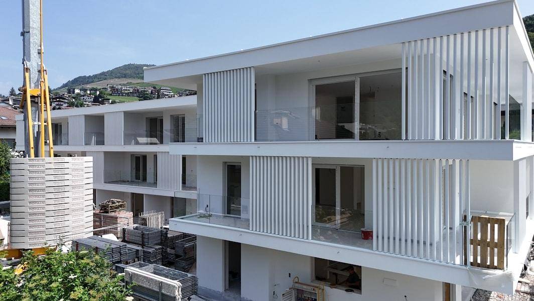 Brixen-Neubau-Luxus-Penthous-Immobilien-Plose-Wohnung-Garten-Wandern-Berge-Stadt-Bischofsstadt-White-Residence-Bressanone-Nuova Costruzione-Attico-di-lusso-Immobili-Plose-Appartamento-Giardino-Escursioni-Montagna-Città-Città Vescovile-Residenza Bianca