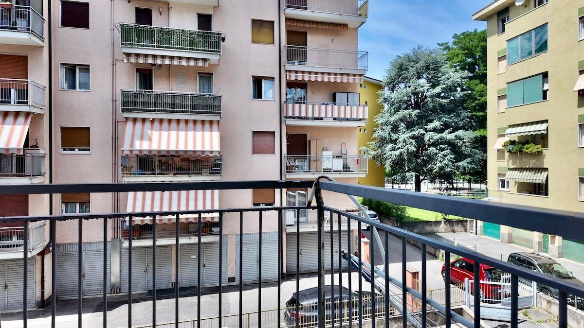 Balkon mit Blick auf die Nachbarschaft und weitere Wohngebäude.