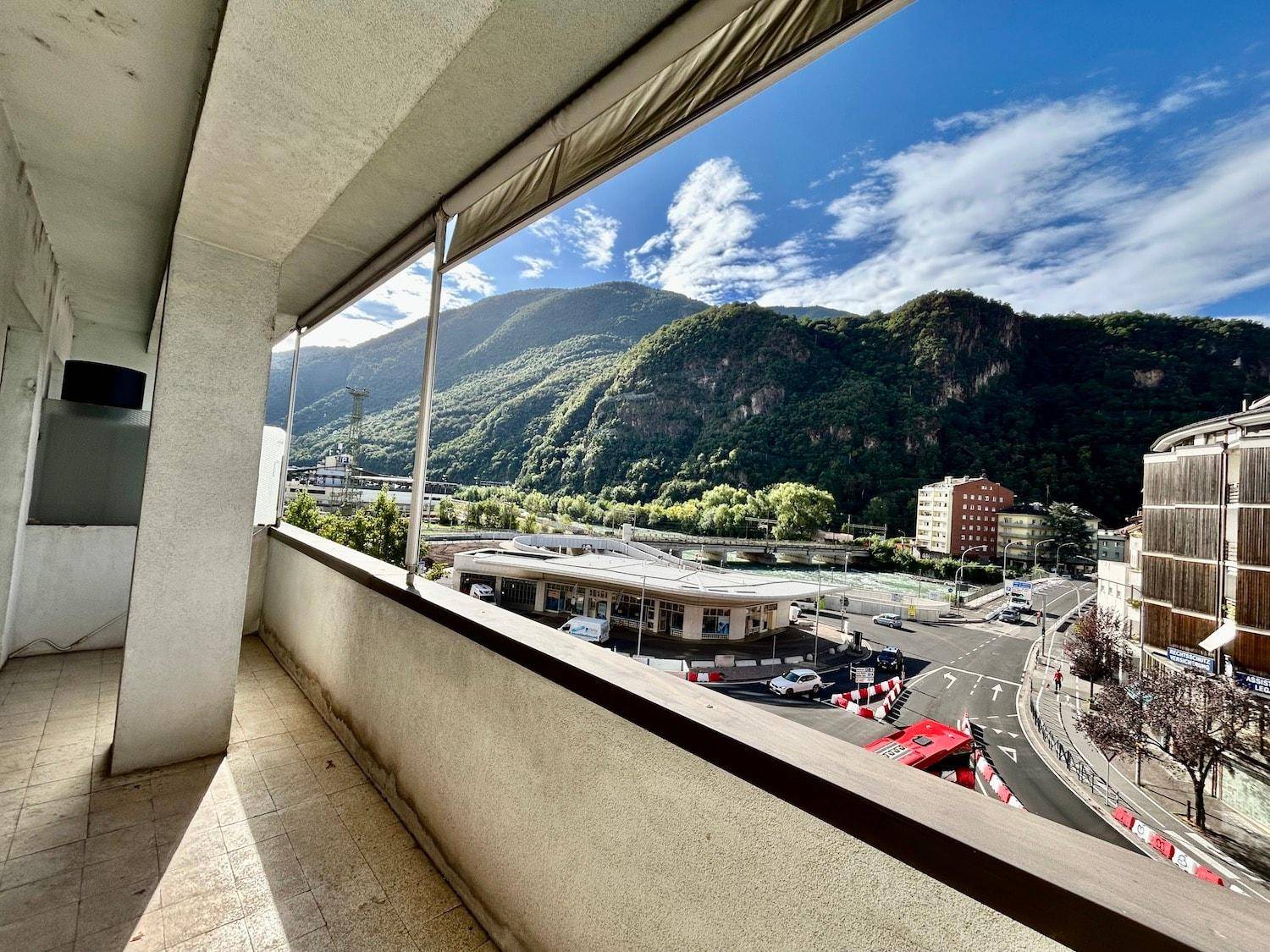 Bozen Zentrum, Nähe Universität, Investitionsobjekt, Studenten-WG geeignet, 4. Stock mit Aufzug, Große Wohnküche, Kleine Terrasse, 4 große Schlafzimmer, 2 Balkone, Großes Badezimmer, Abstellkammer, Keller inklusive, Gemeinschaftlicher Dachboden, Hohe Mietrendite, Sehr gute Lage, Alles fußläufig erreichbar, Öffentliche Verkehrsmittel in der Nähe, Perfekt für Vermietung, Seltene Gelegenheit, Renditestark