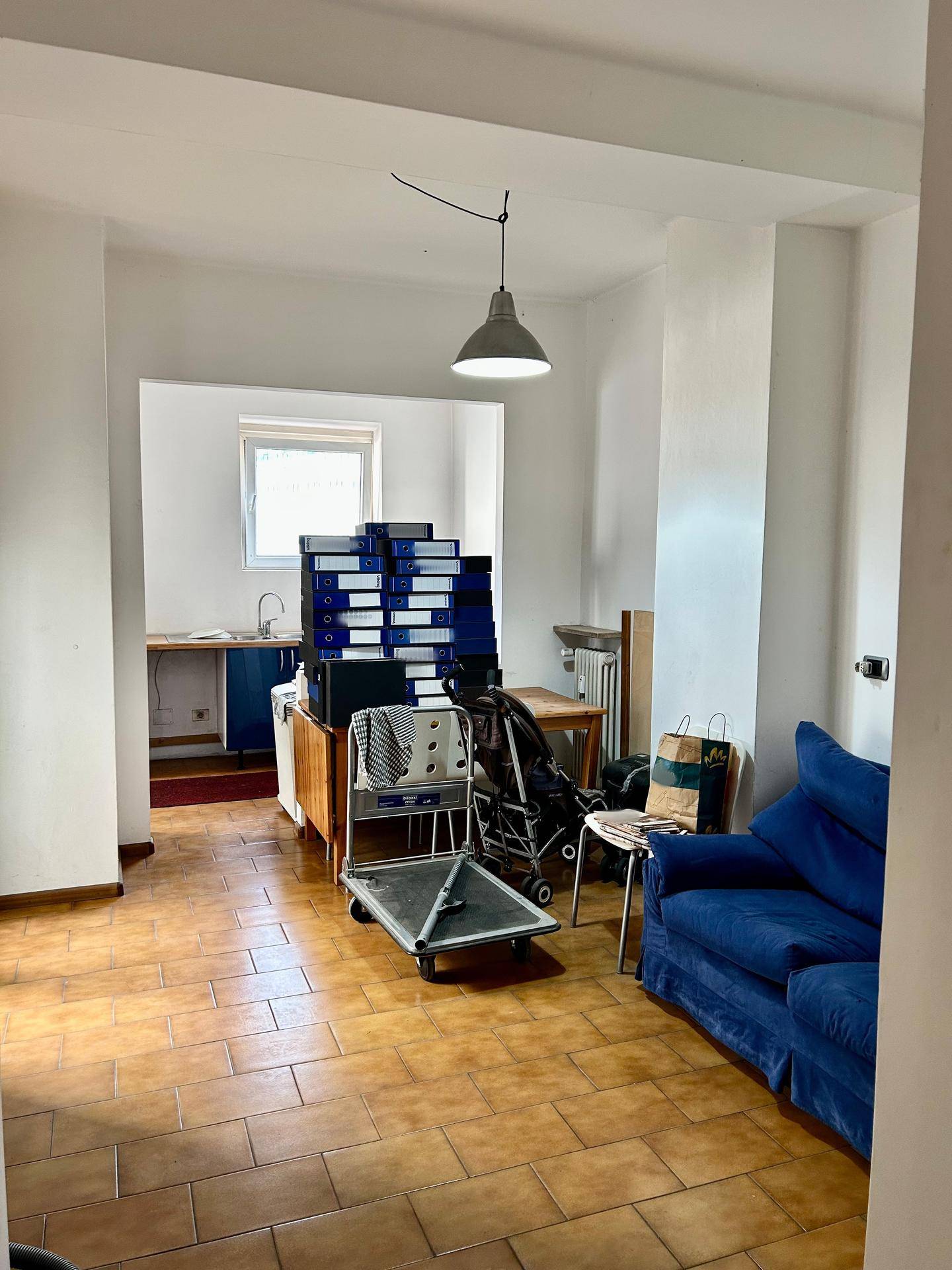 Bozen Zentrum, Nähe Universität, Investitionsobjekt, Studenten-WG geeignet, 4. Stock mit Aufzug, Große Wohnküche, Kleine Terrasse, 4 große Schlafzimmer, 2 Balkone, Großes Badezimmer, Abstellkammer, Keller inklusive, Gemeinschaftlicher Dachboden, Hohe Mietrendite, Sehr gute Lage, Alles fußläufig erreichbar, Öffentliche Verkehrsmittel in der Nähe, Perfekt für Vermietung, Seltene Gelegenheit, Renditestark