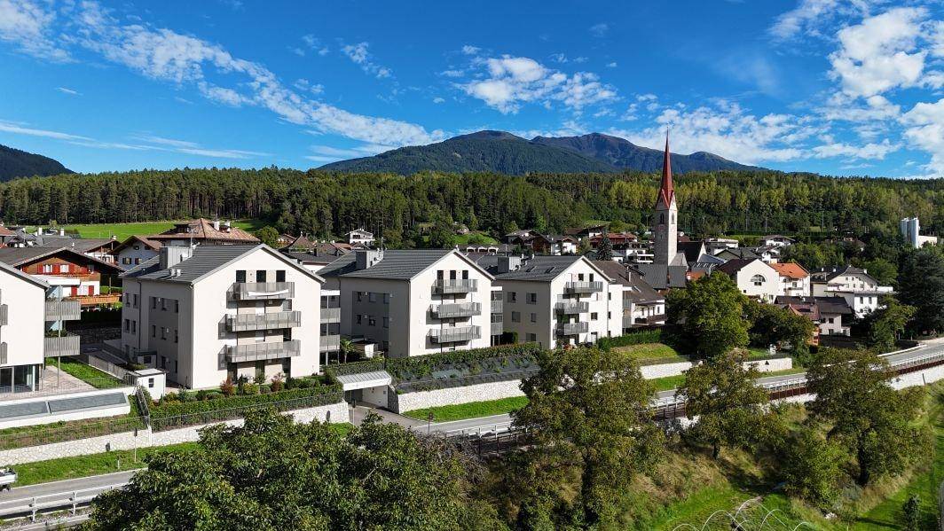 Schabs-Romana-Neubau-Luxus-Penthouse-Frei-Berge-Konventioniert-Landschaft-Garage-Neubau-Aufzug-Treppe-Terrasse-Immobilie-Schabs-Hochplateau