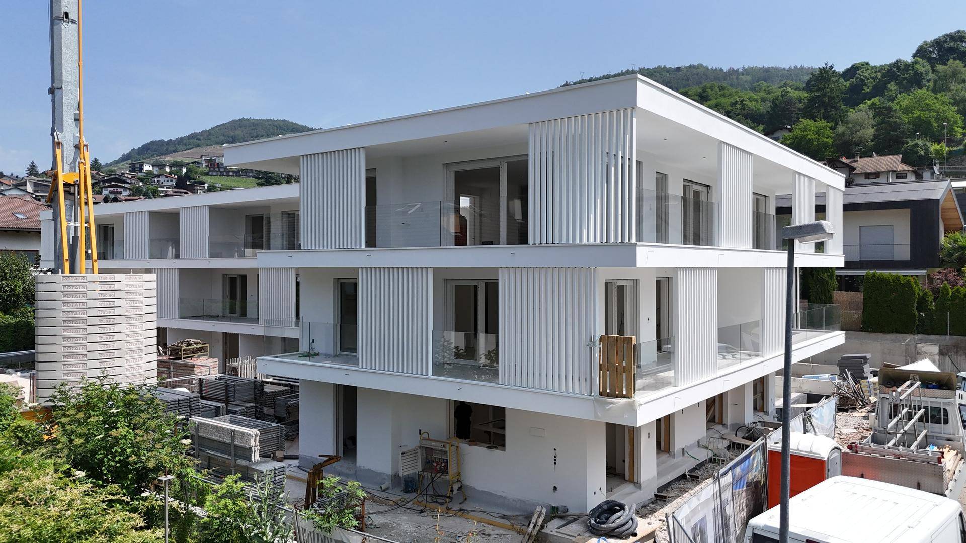 Brixen-Neubau-Luxus-Penthous-Immobilien-Plose-Wohnung-Garten-Wandern-Berge-Stadt-Bischofsstadt-White-Residence-Bressanone-Nuova Costruzione-Attico-di-lusso-Immobili-Plose-Appartamento-Giardino-Escursioni-Montagna-Città-Città Vescovile-Residenza Bianca