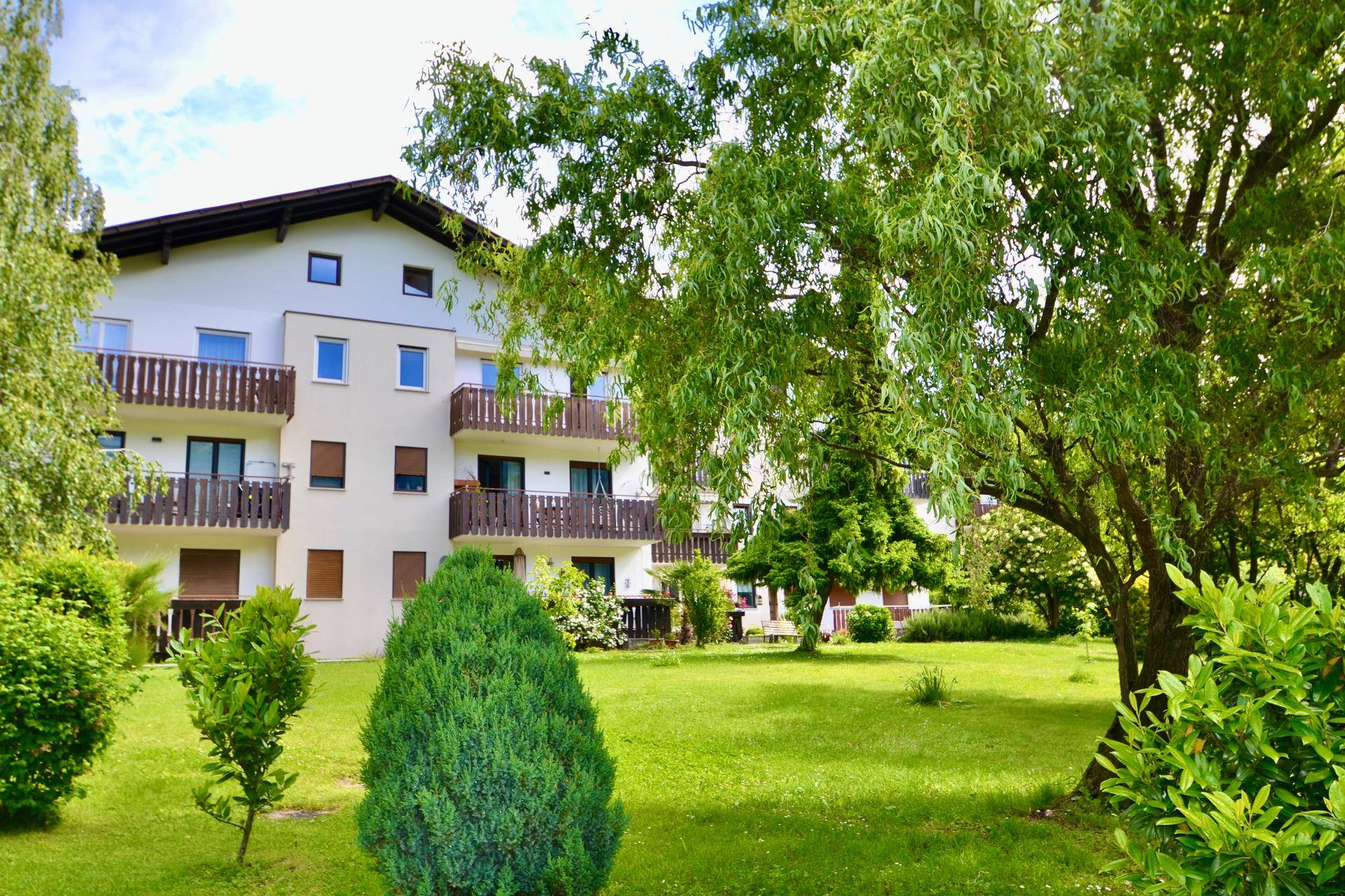 Top-saniertes 3-Zimmer-Wohnjuwel im Burggrafenamt – Ruhe, Bergblick & Qualität vereint! / Trilocale ristrutturato nel cuore del Burgraviato: tranquillità, vista montagne e comfort / Renovated 3-room apartment in Burggrafenamt – peace, mountain views & lifestyle.