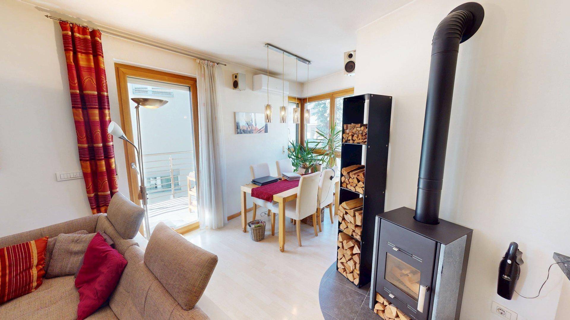 Meran-Merano-Wohnung-zu-verkaufen-vendesi-appartamento-kaufen-acquistare-Untermais-Maia-Bassa-Petrarca-Balkon-balcone-Stellplatz-posto-macchina-Seeber-Immobilien-nacktes-Eigentum-Investition-Geldanlage-nuda-proprietà-investimento-Wohnzimmer-angolo-cottura-soggiorno-Kochecke-Fenster-finestra-Bad-bagno-Schlafzimmer-camera-ripostiglio-Abstellkammer-Süd-West-sud-ovest-Kamin-Klima-aria-condizionata