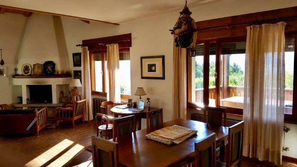 Heller Essbereich mit großem Holztisch und Zugang zum Balkon, angrenzend an den Wohnbereich.