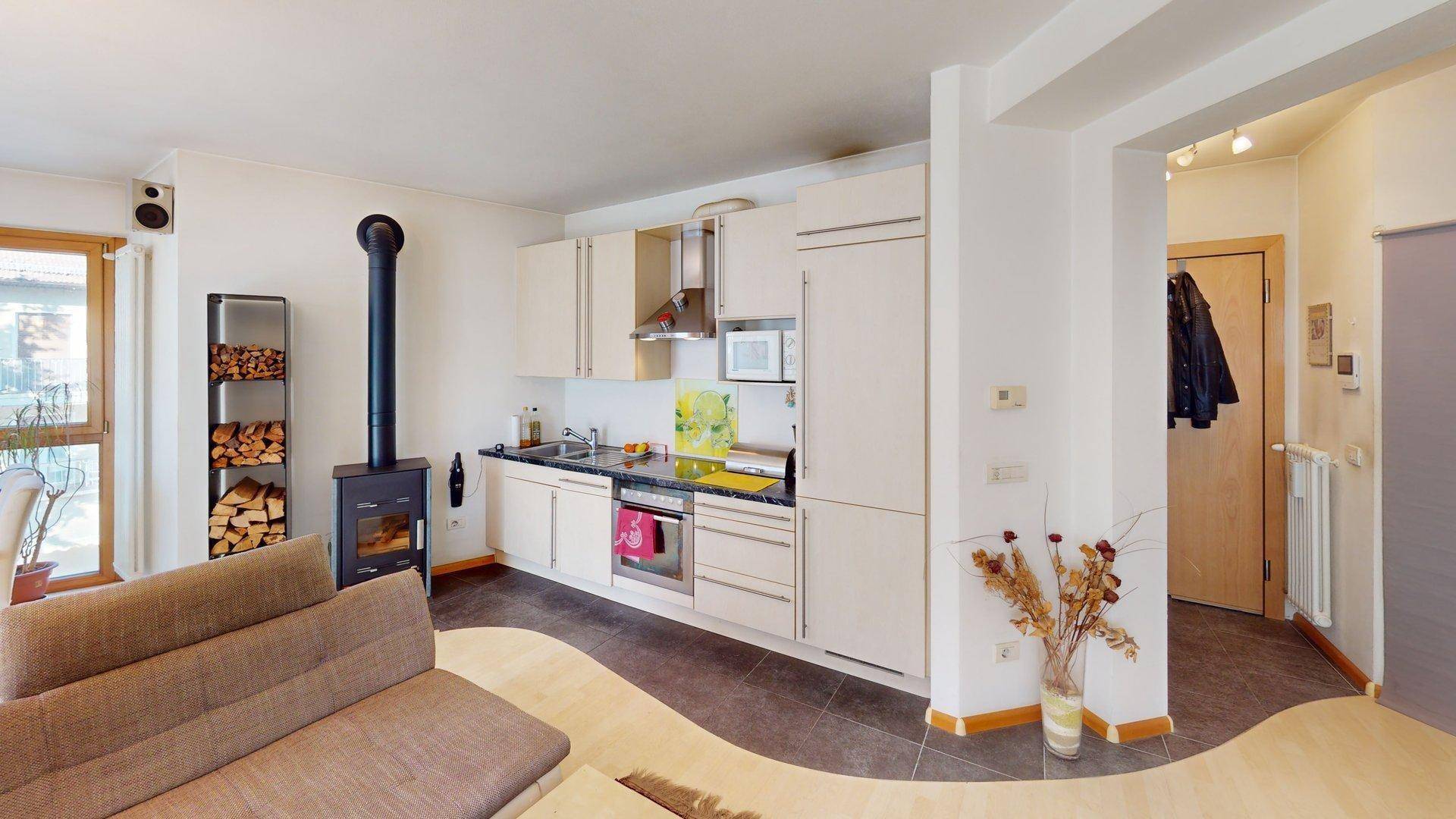 Meran-Merano-Wohnung-zu-verkaufen-vendesi-appartamento-kaufen-acquistare-Untermais-Maia-Bassa-Petrarca-Balkon-balcone-Stellplatz-posto-macchina-Seeber-Immobilien-nacktes-Eigentum-Investition-Geldanlage-nuda-proprietà-investimento-Wohnzimmer-angolo-cottura-soggiorno-Kochecke-Fenster-finestra-Bad-bagno-Schlafzimmer-camera-ripostiglio-Abstellkammer-Süd-West-sud-ovest-Kamin-Klima-aria-condizionata