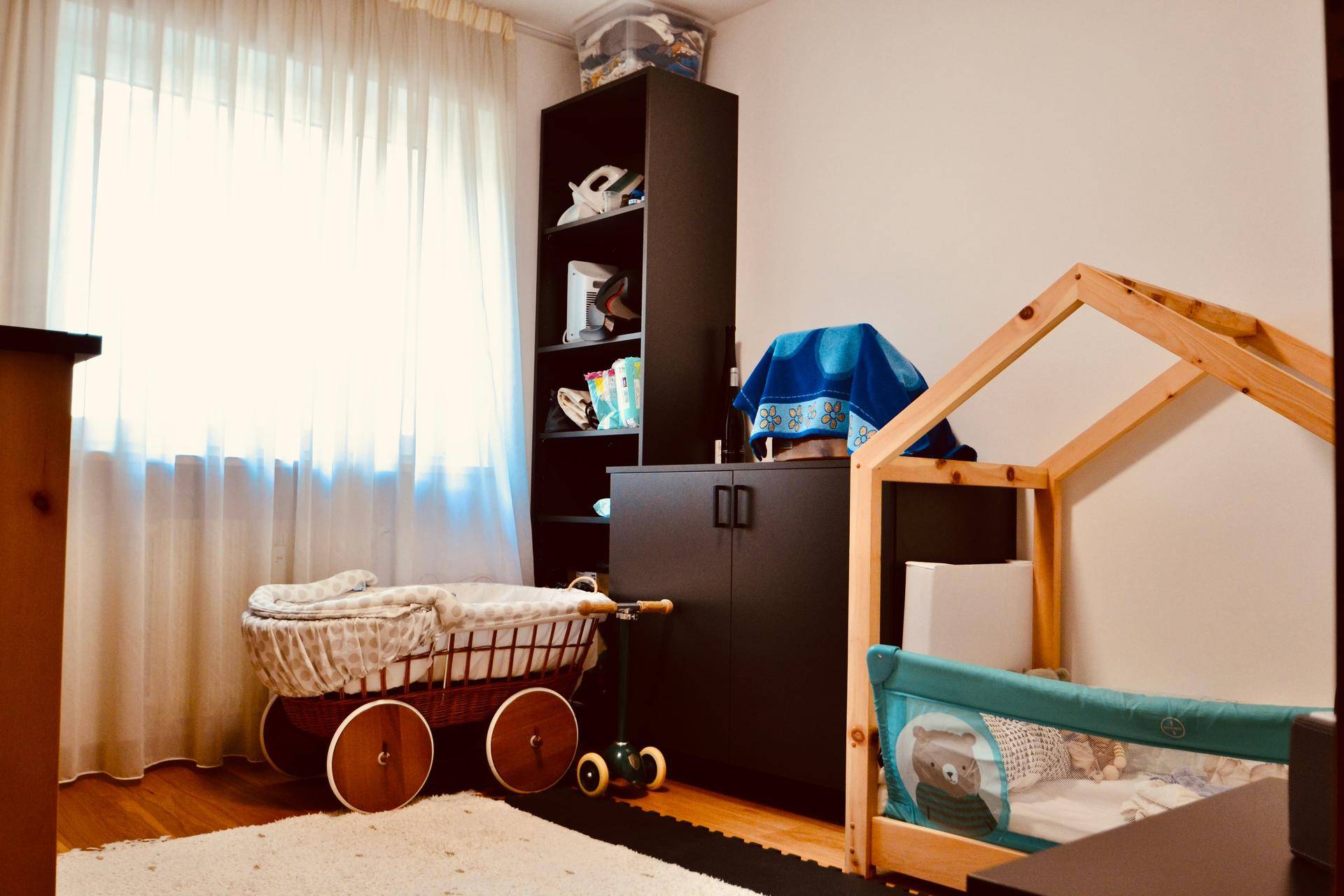 Top-saniertes 3-Zimmer-Wohnjuwel im Burggrafenamt – Ruhe, Bergblick & Qualität vereint! / Trilocale ristrutturato nel cuore del Burgraviato: tranquillità, vista montagne e comfort / Renovated 3-room apartment in Burggrafenamt – peace, mountain views & lifestyle.