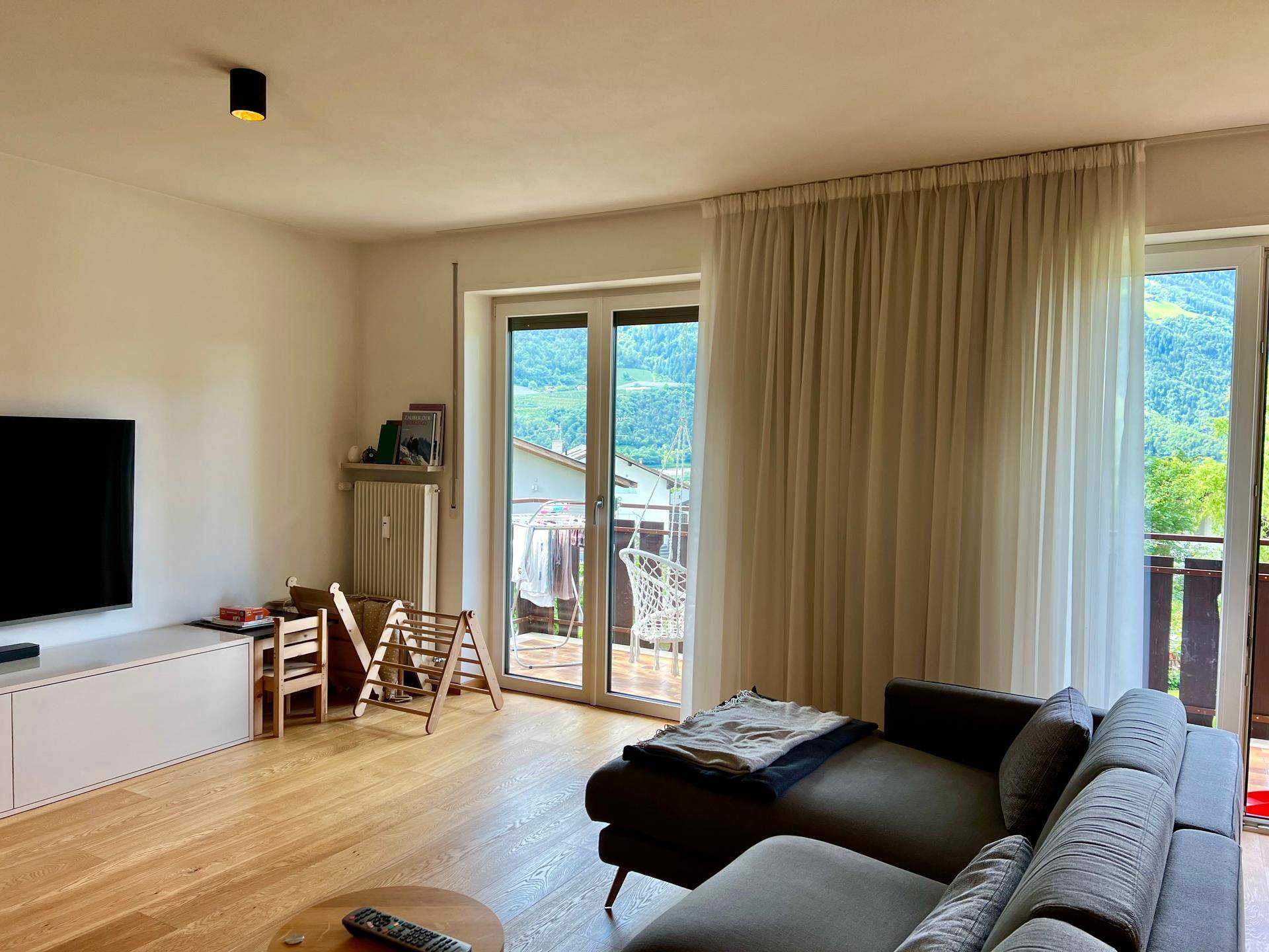 Top-saniertes 3-Zimmer-Wohnjuwel im Burggrafenamt – Ruhe, Bergblick & Qualität vereint! / Trilocale ristrutturato nel cuore del Burgraviato: tranquillità, vista montagne e comfort / Renovated 3-room apartment in Burggrafenamt – peace, mountain views & lifestyle.
