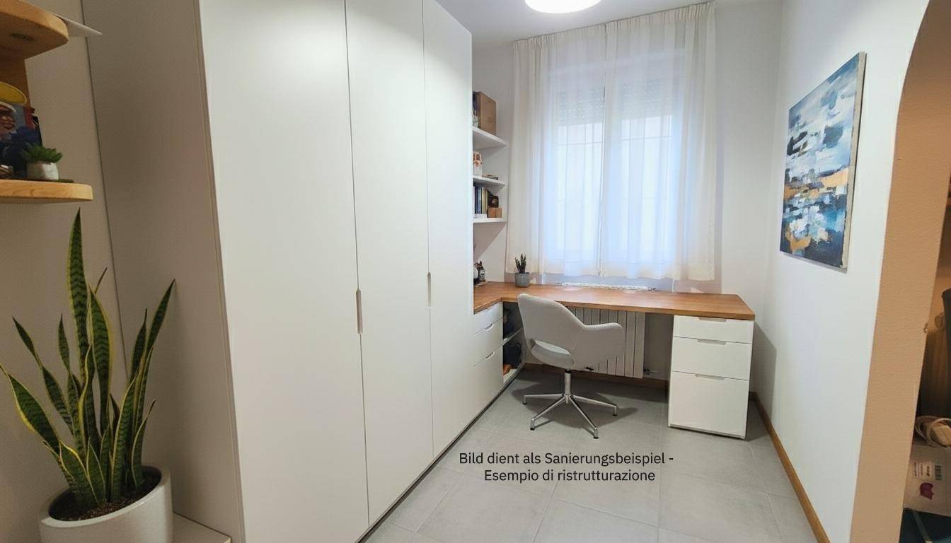 Helles Arbeitszimmer mit Eckschreibtisch, Einbauschränken und Fliesenboden, mit viel Tageslicht.