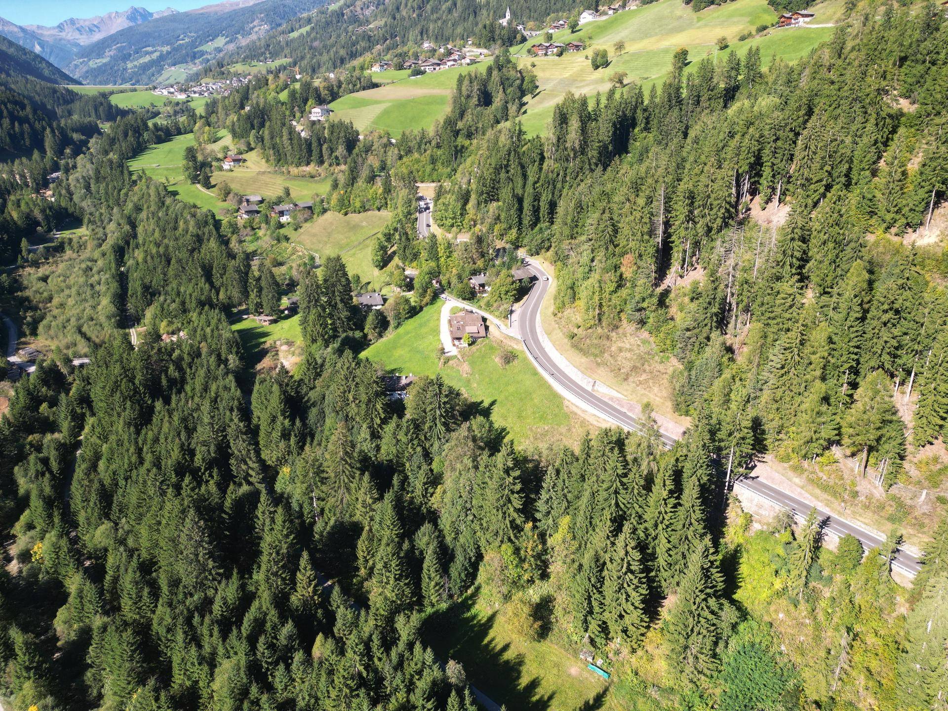 Ulten – Tourismus, Bauen und Gastronomie vereinen sich hier mit einzigartigen Chancen für neue Ideen und ein attraktives Baugrundstück – Ultimo, turismo, costruzioni e gastronomia si incontrano qui con opportunità uniche per nuove idee e un terreno edificabile attraente – Ultimo, tourism, construction and gastronomy come together here with unique opportunities for new ideas and an attractive building plot.