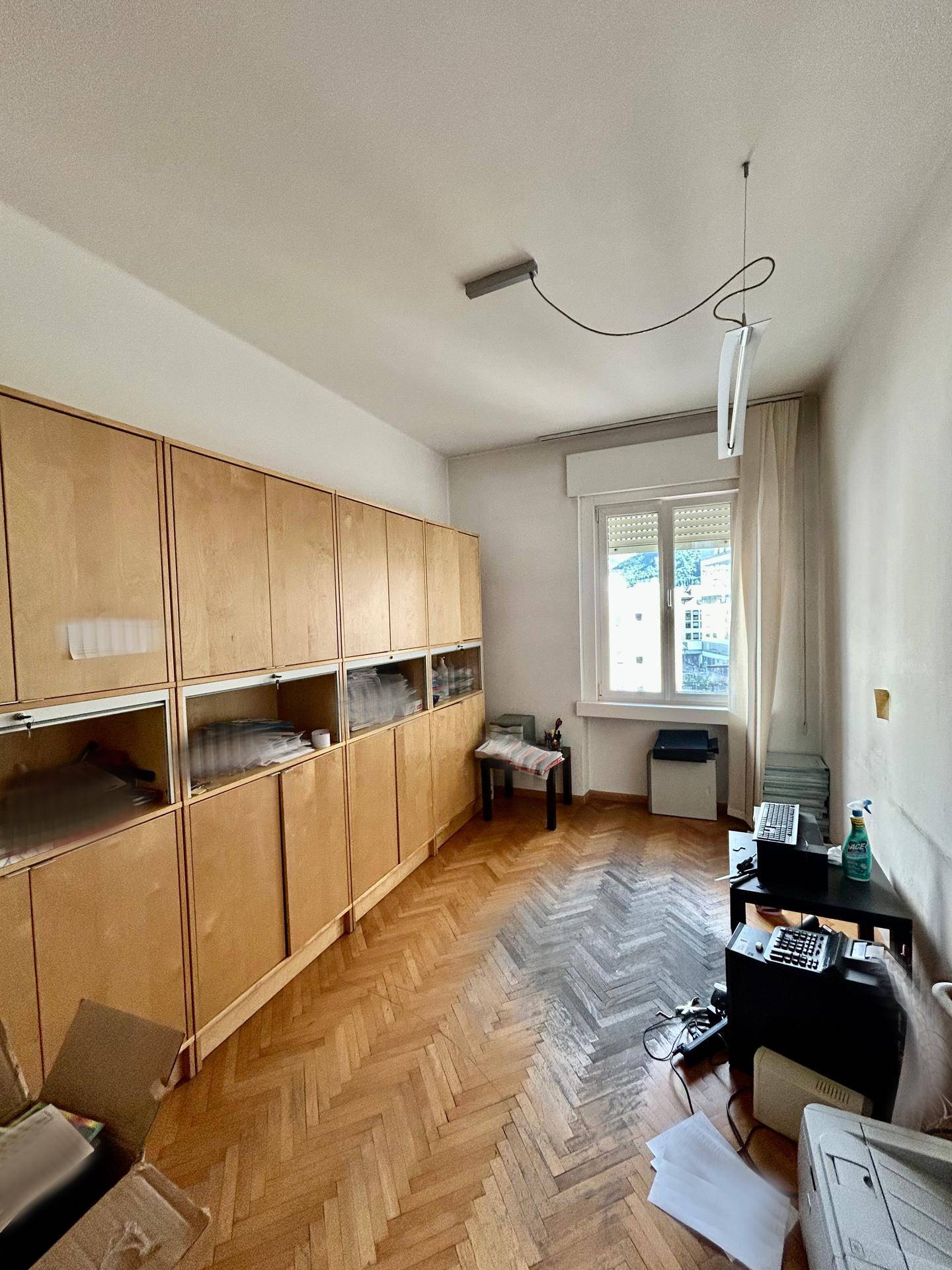 Bozen Zentrum, Nähe Universität, Investitionsobjekt, Studenten-WG geeignet, 4. Stock mit Aufzug, Große Wohnküche, Kleine Terrasse, 4 große Schlafzimmer, 2 Balkone, Großes Badezimmer, Abstellkammer, Keller inklusive, Gemeinschaftlicher Dachboden, Hohe Mietrendite, Sehr gute Lage, Alles fußläufig erreichbar, Öffentliche Verkehrsmittel in der Nähe, Perfekt für Vermietung, Seltene Gelegenheit, Renditestark