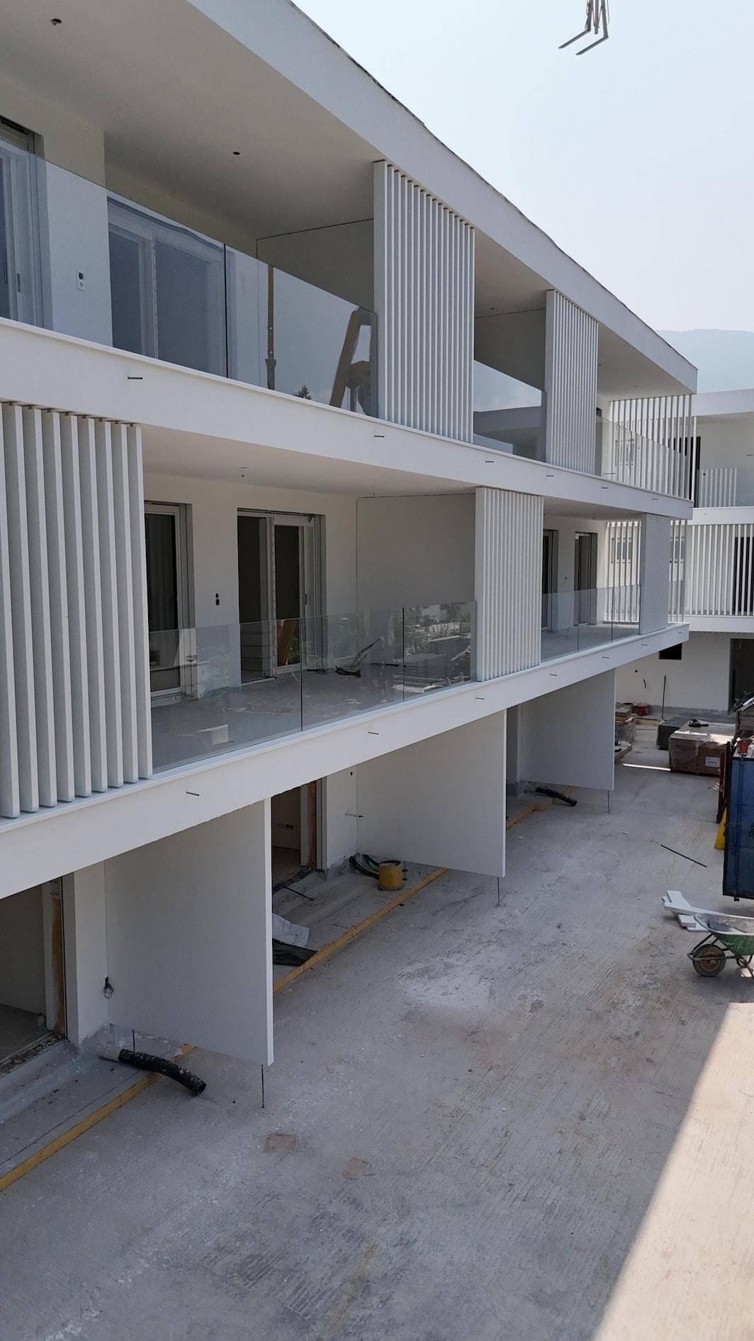 Brixen-Neubau-Luxus-Penthous-Immobilien-Plose-Wohnung-Garten-Wandern-Berge-Stadt-Bischofsstadt-White-Residence-Bressanone-Nuova Costruzione-Attico-di-lusso-Immobili-Plose-Appartamento-Giardino-Escursioni-Montagna-Città-Città Vescovile-Residenza Bianca