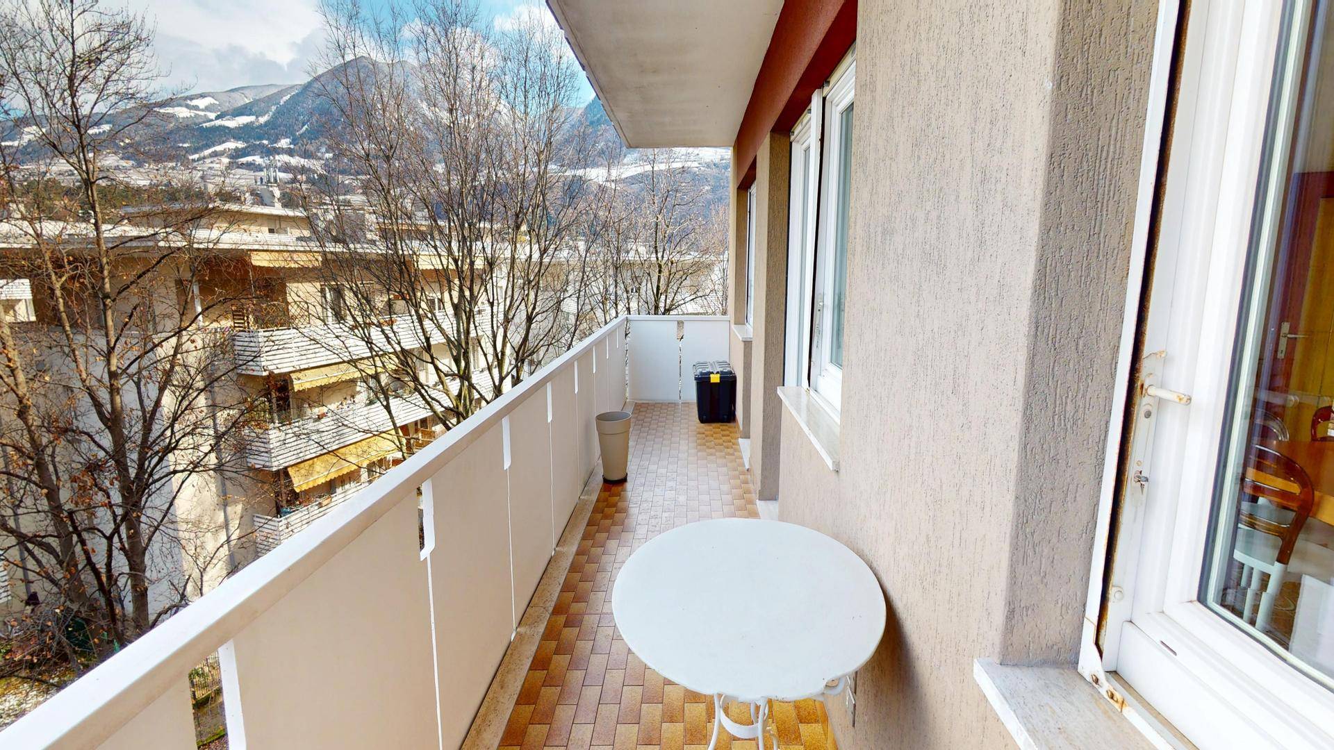 Balkon mit kleinem Tisch und Stuhl, ideal für entspannte Momente im Freien.