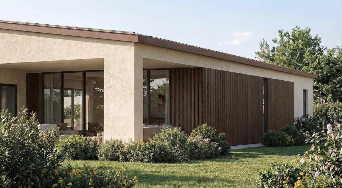 Seitlicher Blick auf die moderne Villa mit Holzverkleidung und gepflegtem Gartenbereich.