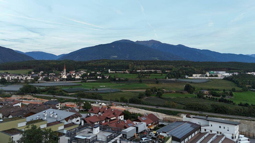 Schabs-Wohnhaus-Immobilie-Verkauf-Neubau-Gewerbezone-Luxus-Sanierung-Aussicht-Ferienwohnung-Landwirtschaftliche Grün-Berge-Bahnhof