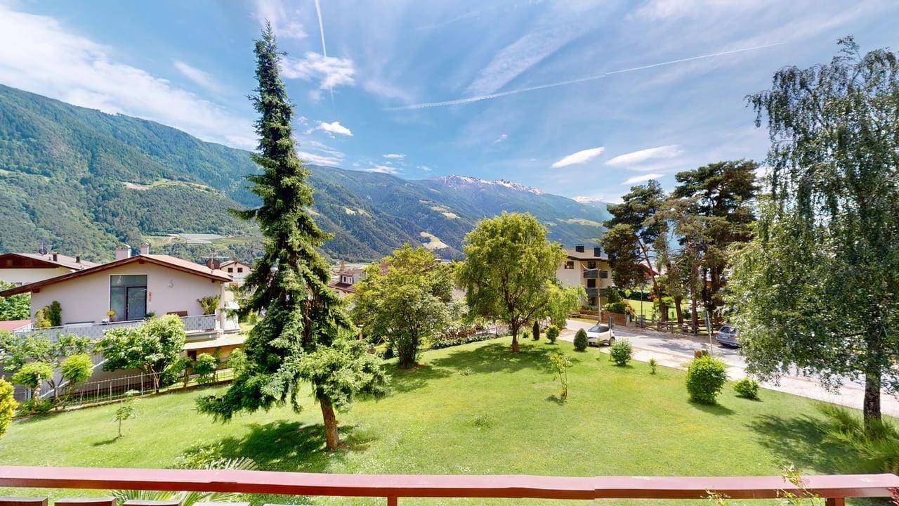 Top-saniertes 3-Zimmer-Wohnjuwel im Burggrafenamt – Ruhe, Bergblick & Qualität vereint! / Trilocale ristrutturato nel cuore del Burgraviato: tranquillità, vista montagne e comfort / Renovated 3-room apartment in Burggrafenamt – peace, mountain views & lifestyle.