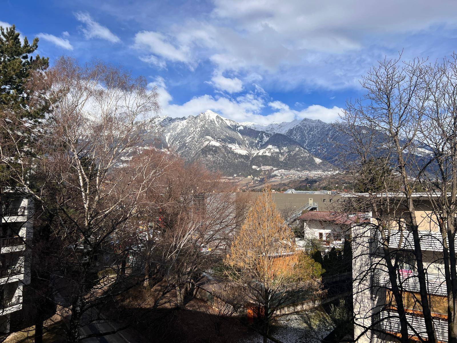 Atemberaubender Panoramablick auf die schneebedeckten Berge und die Umgebung vom Balkon.