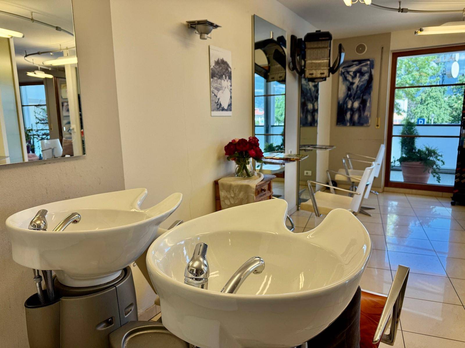 Detailansicht der professionellen Waschbecken im Friseursalon, bereit für die Haarpflege.