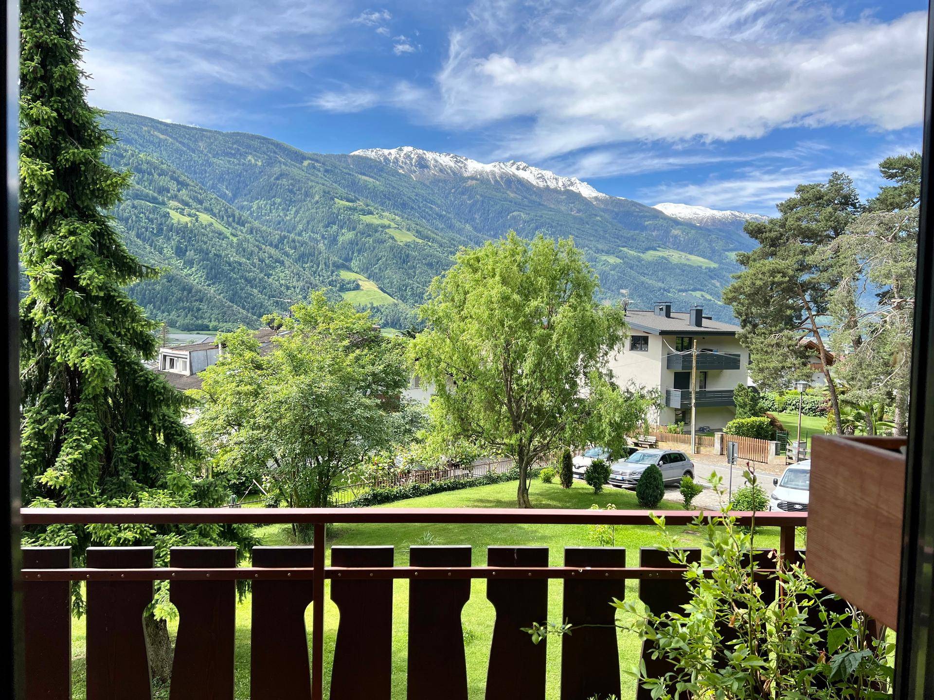 Top-saniertes 3-Zimmer-Wohnjuwel im Burggrafenamt – Ruhe, Bergblick & Qualität vereint! / Trilocale ristrutturato nel cuore del Burgraviato: tranquillità, vista montagne e comfort / Renovated 3-room apartment in Burggrafenamt – peace, mountain views & lifestyle.