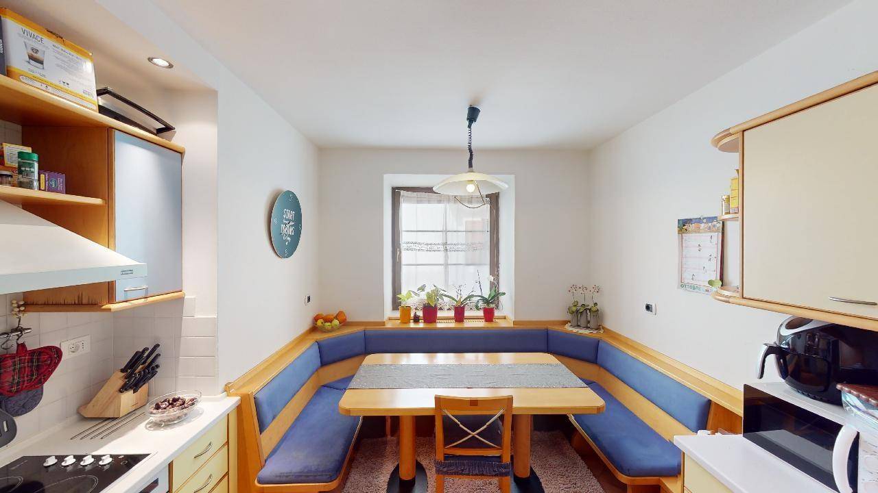 Kaltern-Caldaro-Dreizimmerwohnung-trilocale-Altbau-Studio-Hobbyraum-Keller-cantina-Zentrum-centro