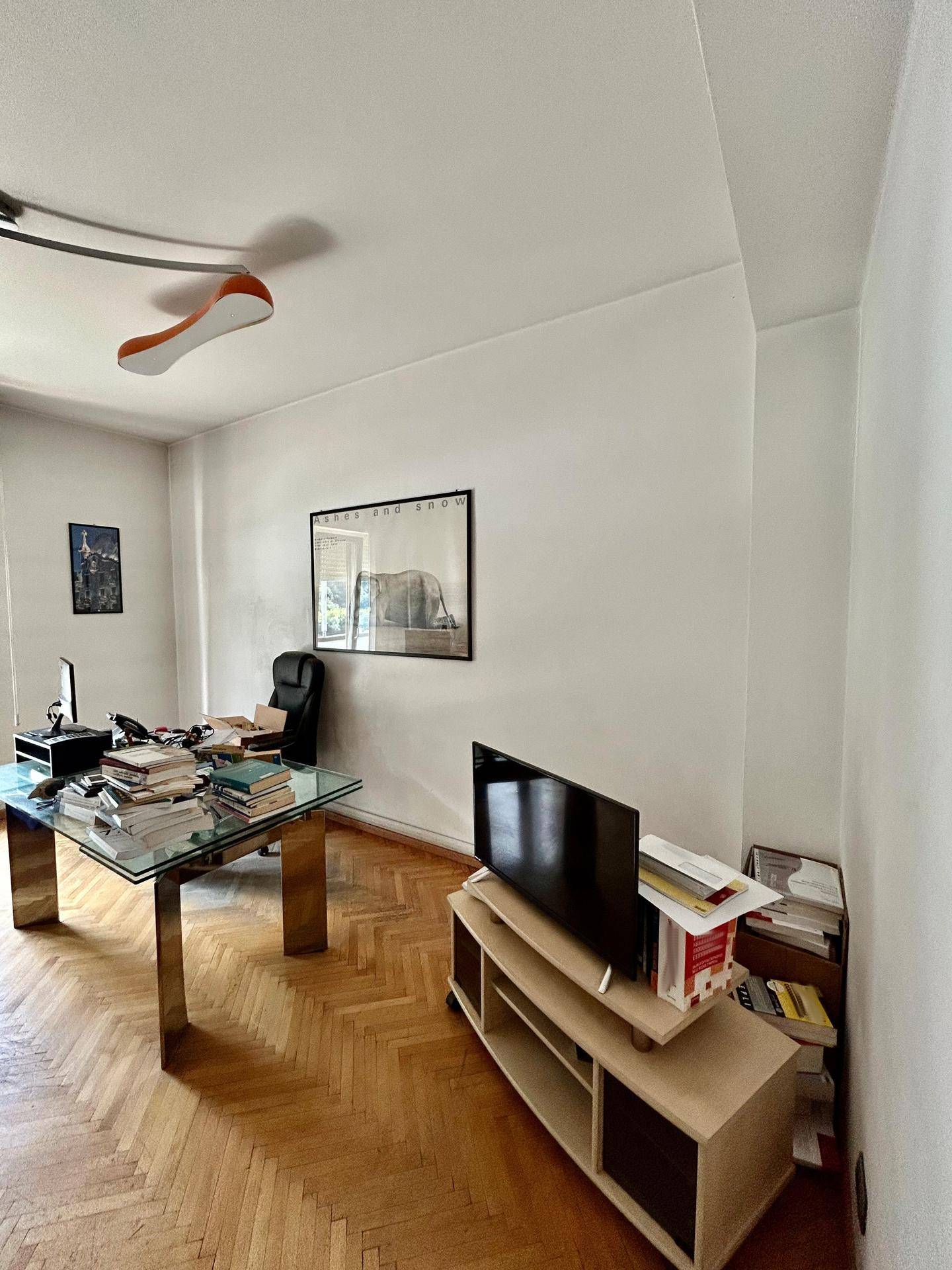 Bozen Zentrum, Nähe Universität, Investitionsobjekt, Studenten-WG geeignet, 4. Stock mit Aufzug, Große Wohnküche, Kleine Terrasse, 4 große Schlafzimmer, 2 Balkone, Großes Badezimmer, Abstellkammer, Keller inklusive, Gemeinschaftlicher Dachboden, Hohe Mietrendite, Sehr gute Lage, Alles fußläufig erreichbar, Öffentliche Verkehrsmittel in der Nähe, Perfekt für Vermietung, Seltene Gelegenheit, Renditestark