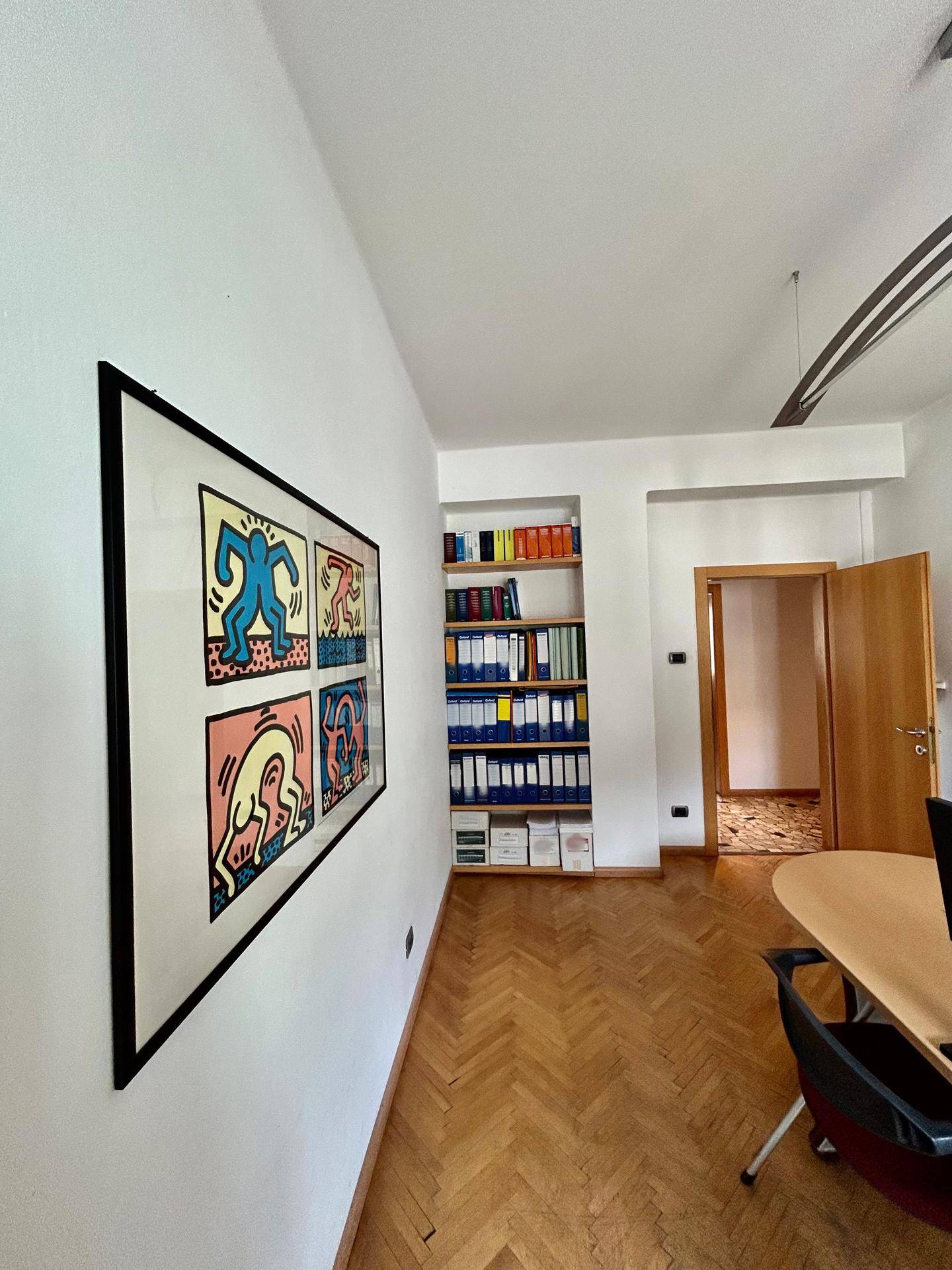 Bozen Zentrum, Nähe Universität, Investitionsobjekt, Studenten-WG geeignet, 4. Stock mit Aufzug, Große Wohnküche, Kleine Terrasse, 4 große Schlafzimmer, 2 Balkone, Großes Badezimmer, Abstellkammer, Keller inklusive, Gemeinschaftlicher Dachboden, Hohe Mietrendite, Sehr gute Lage, Alles fußläufig erreichbar, Öffentliche Verkehrsmittel in der Nähe, Perfekt für Vermietung, Seltene Gelegenheit, Renditestark