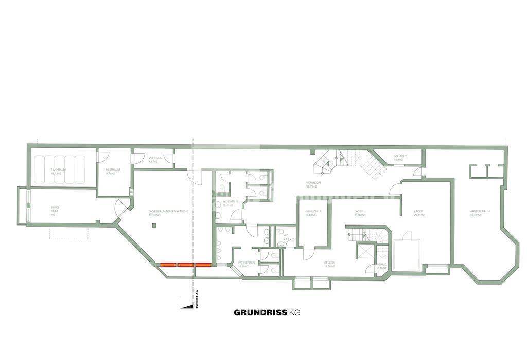 Grundriss des Kellergeschosses mit verschiedenen Räumen, Treppenaufgängen und Lagerbereichen.
