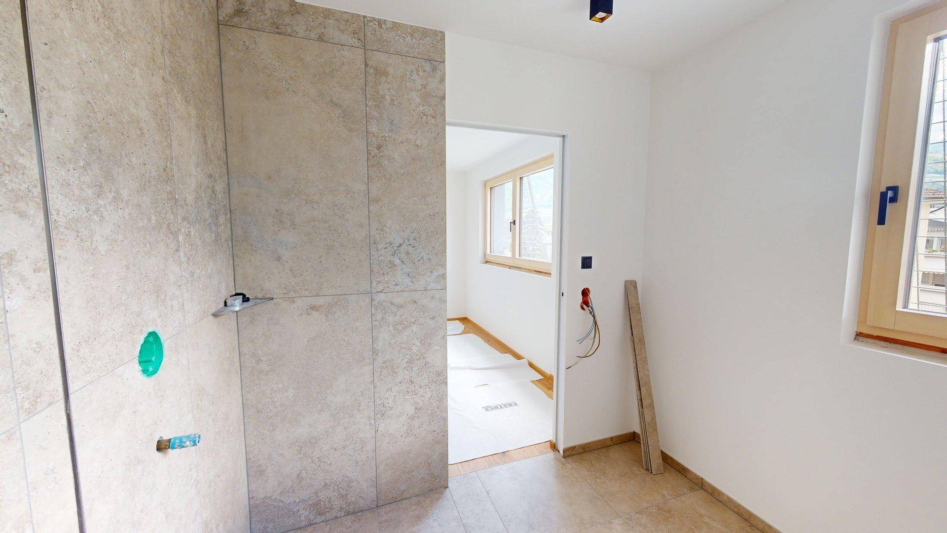 Meran-Merano-Penthouse-Dreizimmerwohnung-trilocale-Dachterrasse-terrazza-cantina-Keller-Aufzug-ascensore-Neubau