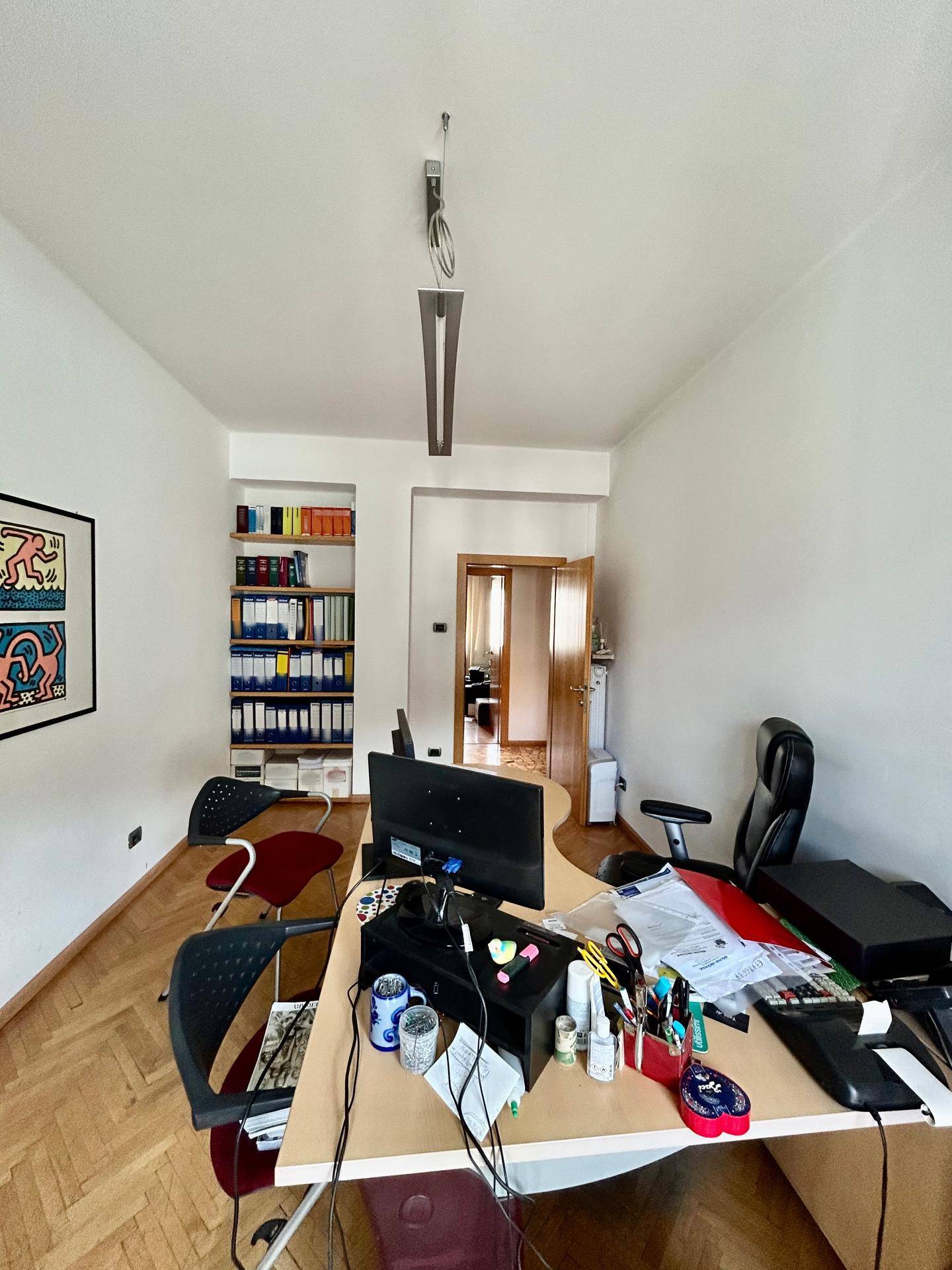 Bozen Zentrum, Nähe Universität, Investitionsobjekt, Studenten-WG geeignet, 4. Stock mit Aufzug, Große Wohnküche, Kleine Terrasse, 4 große Schlafzimmer, 2 Balkone, Großes Badezimmer, Abstellkammer, Keller inklusive, Gemeinschaftlicher Dachboden, Hohe Mietrendite, Sehr gute Lage, Alles fußläufig erreichbar, Öffentliche Verkehrsmittel in der Nähe, Perfekt für Vermietung, Seltene Gelegenheit, Renditestark