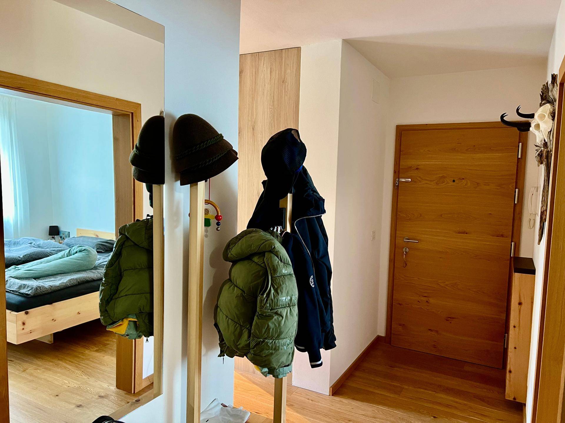 Top-saniertes 3-Zimmer-Wohnjuwel im Burggrafenamt – Ruhe, Bergblick & Qualität vereint! / Trilocale ristrutturato nel cuore del Burgraviato: tranquillità, vista montagne e comfort / Renovated 3-room apartment in Burggrafenamt – peace, mountain views & lifestyle.