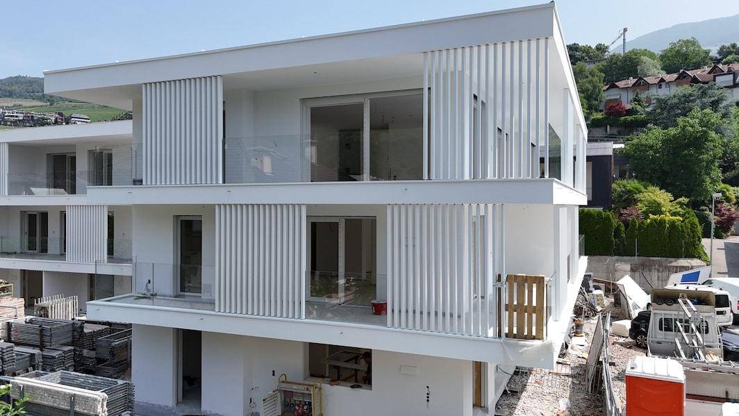 Brixen-Neubau-Luxus-Penthous-Immobilien-Plose-Wohnung-Garten-Wandern-Berge-Stadt-Bischofsstadt-White-Residence-Bressanone-Nuova Costruzione-Attico-di-lusso-Immobili-Plose-Appartamento-Giardino-Escursioni-Montagna-Città-Città Vescovile-Residenza Bianca