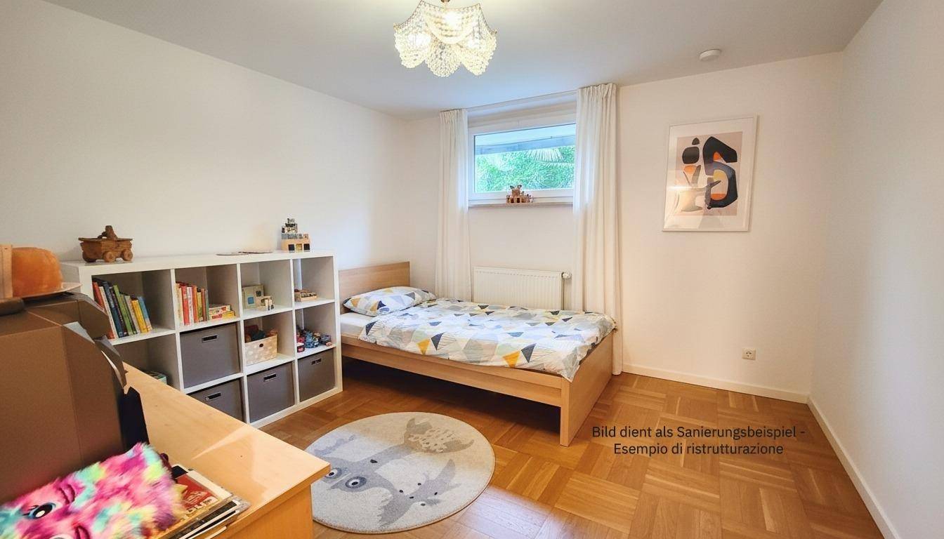 Helles Kinderzimmer mit Holzbett, Regal und Parkettboden, gut beleuchtet durch ein großes Fenster.