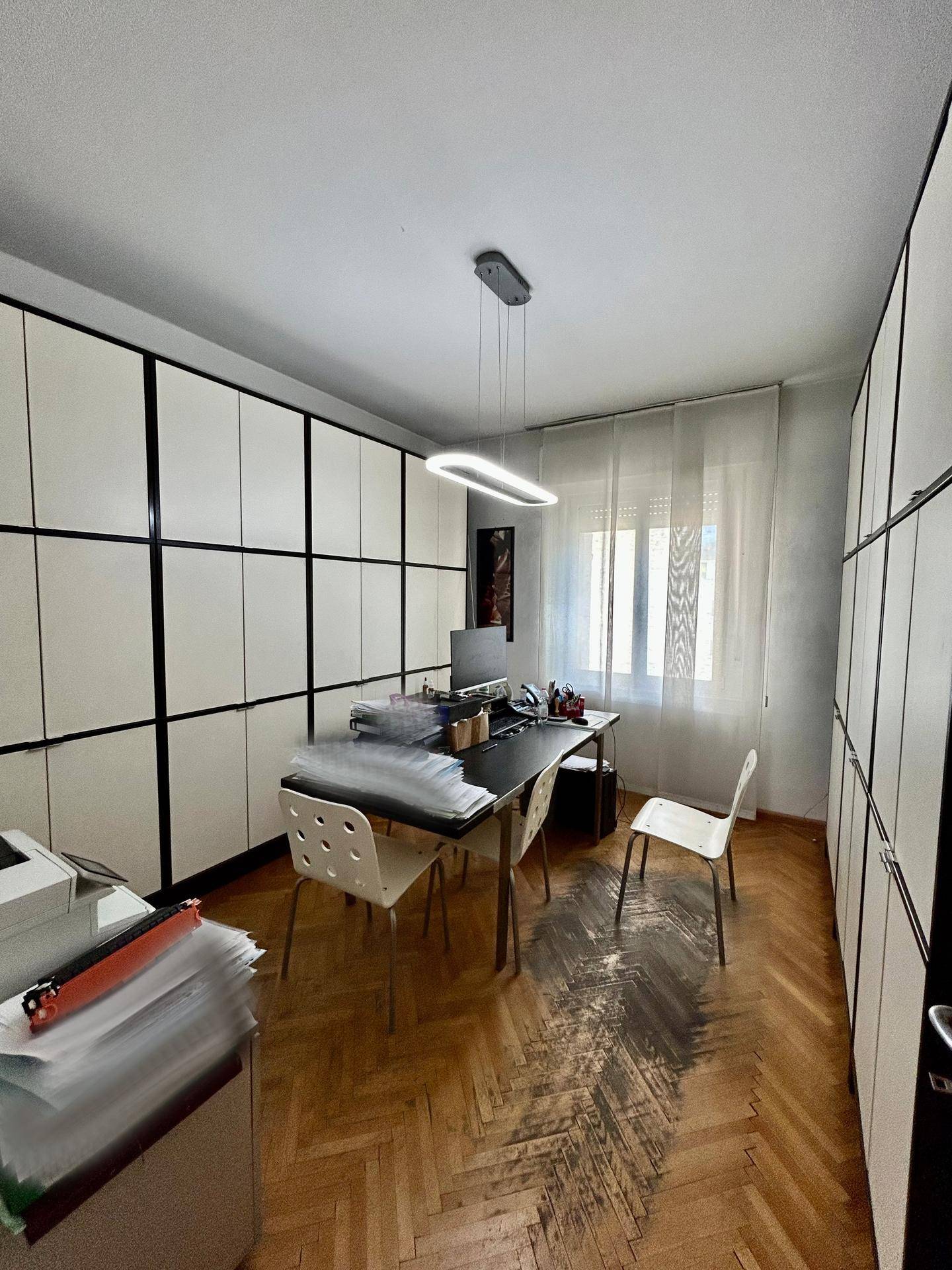 Bozen Zentrum, Nähe Universität, Investitionsobjekt, Studenten-WG geeignet, 4. Stock mit Aufzug, Große Wohnküche, Kleine Terrasse, 4 große Schlafzimmer, 2 Balkone, Großes Badezimmer, Abstellkammer, Keller inklusive, Gemeinschaftlicher Dachboden, Hohe Mietrendite, Sehr gute Lage, Alles fußläufig erreichbar, Öffentliche Verkehrsmittel in der Nähe, Perfekt für Vermietung, Seltene Gelegenheit, Renditestark