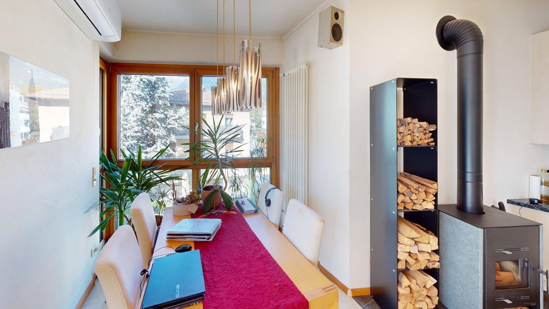 Meran-Merano-Wohnung-zu-verkaufen-vendesi-appartamento-kaufen-acquistare-Untermais-Maia-Bassa-Petrarca-Balkon-balcone-Stellplatz-posto-macchina-Seeber-Immobilien-nacktes-Eigentum-Investition-Geldanlage-nuda-proprietà-investimento-Wohnzimmer-angolo-cottura-soggiorno-Kochecke-Fenster-finestra-Bad-bagno-Schlafzimmer-camera-ripostiglio-Abstellkammer-Süd-West-sud-ovest-Kamin-Klima-aria-condizionata