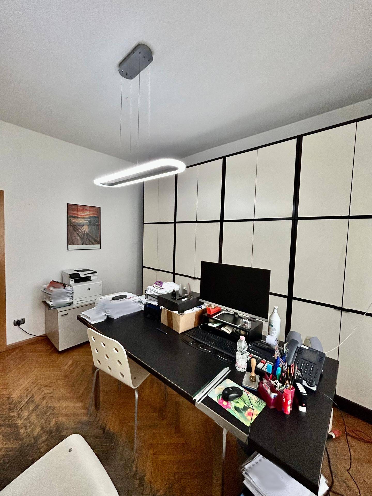 Bozen Zentrum, Nähe Universität, Investitionsobjekt, Studenten-WG geeignet, 4. Stock mit Aufzug, Große Wohnküche, Kleine Terrasse, 4 große Schlafzimmer, 2 Balkone, Großes Badezimmer, Abstellkammer, Keller inklusive, Gemeinschaftlicher Dachboden, Hohe Mietrendite, Sehr gute Lage, Alles fußläufig erreichbar, Öffentliche Verkehrsmittel in der Nähe, Perfekt für Vermietung, Seltene Gelegenheit, Renditestark